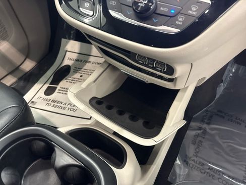 Used 2022 Chrysler Pacifica Touring-L FWD image 20