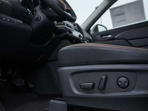 New 2025 Nissan Pathfinder Platinum w/ Black Appearance Package image 18