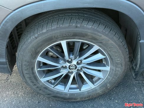 Used 2017 Toyota Highlander XLE AWD/4WD image 8