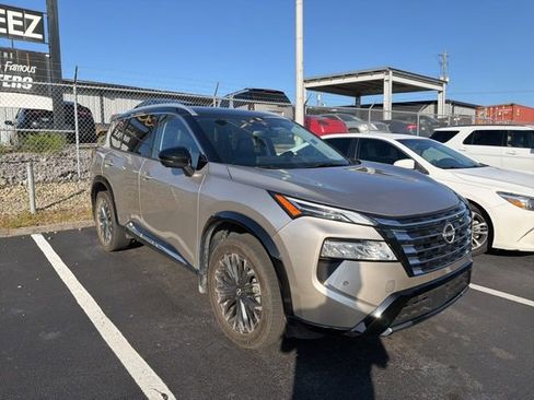 Used 2025 Nissan Rogue Platinum w/ Tech Package image 1