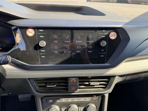 Used 2024 Volkswagen Taos SE image 16