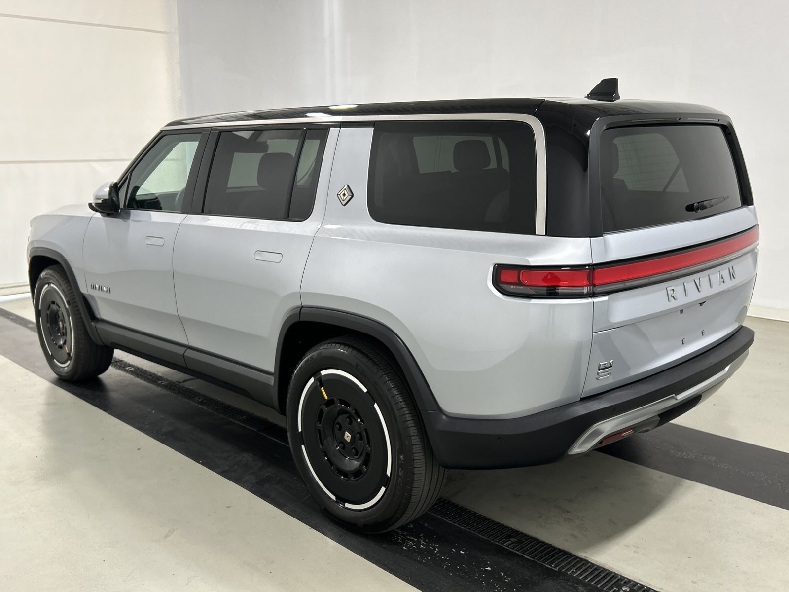 Used 2025 Rivian R1S Adventure Dual AWD/4WD image 3