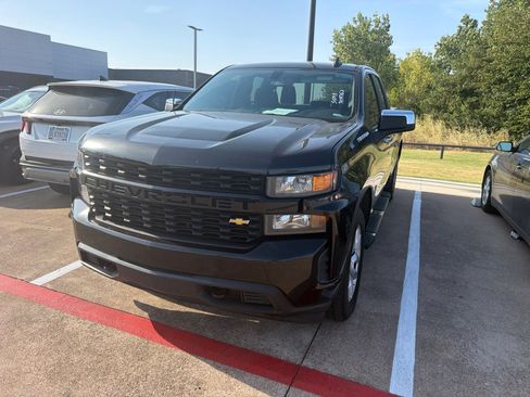 Used 2019 Chevrolet Silverado 1500 Custom w/ Custom Value Package RWD image 2