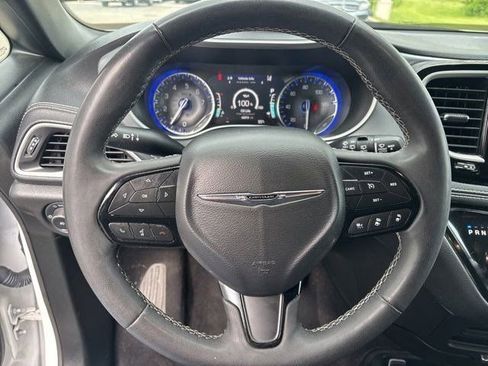 Used 2023 Chrysler Pacifica Touring FWD image 16