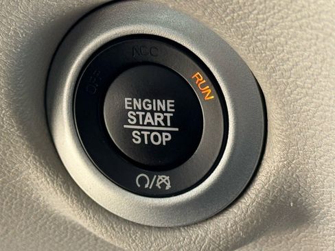 Used 2024 Chrysler Pacifica Touring-L image 33