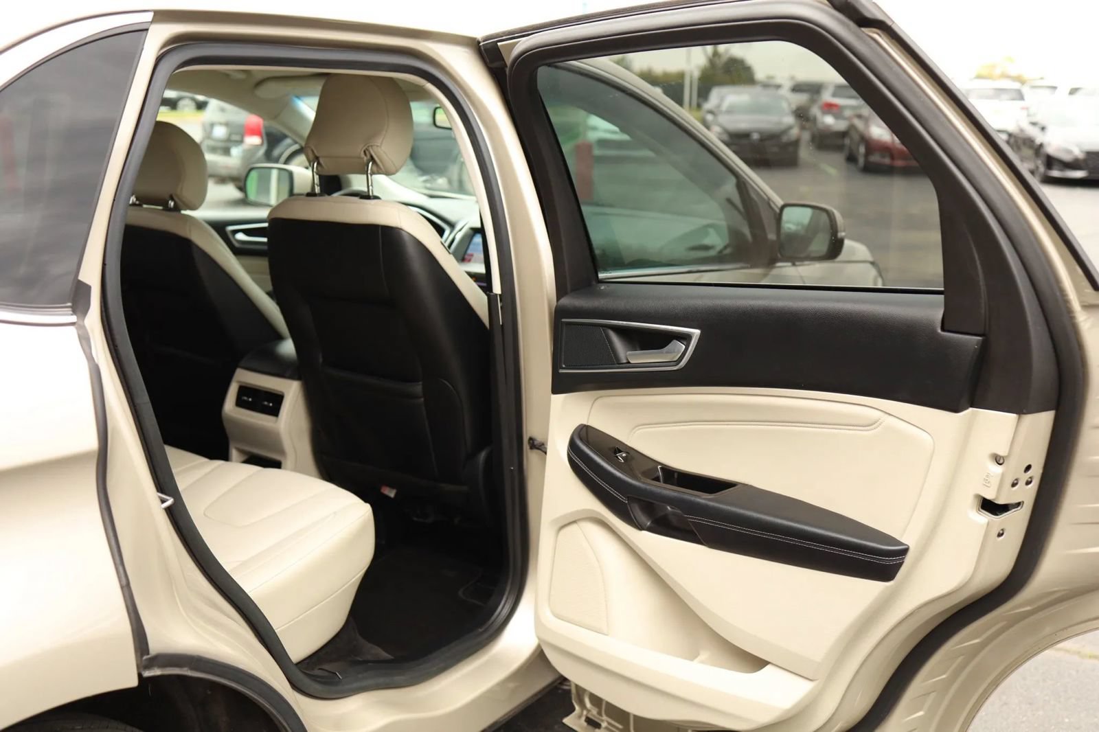 Used 2018 Ford Edge Titanium w/ Ford Safe & Smart Package AWD/4WD image 45