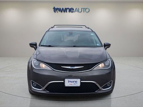 Used 2018 Chrysler Pacifica Touring-L image 8