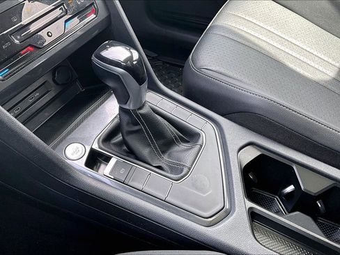 Used 2022 Volkswagen Tiguan SE image 16