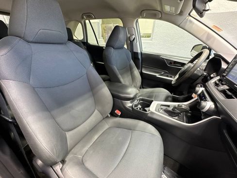 Used 2021 Toyota RAV4 LE FWD image 28