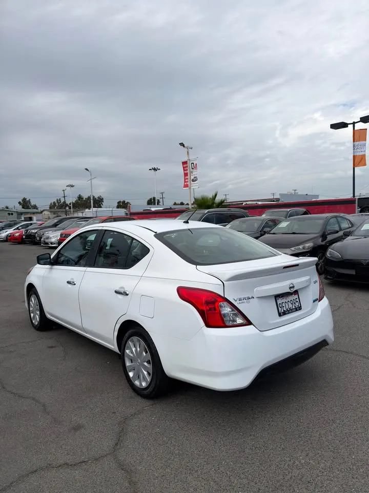 Used 2015 Nissan Versa SV FWD image 4
