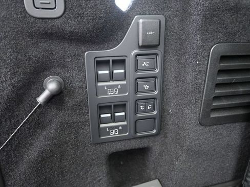 Used 2025 Land Rover Discovery Metropolitan Edition AWD/4WD image 16
