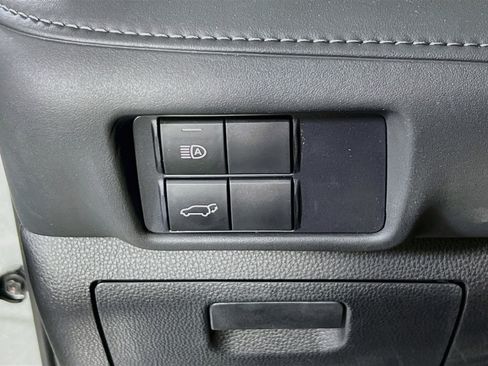 Used 2021 Toyota Highlander LE AWD/4WD image 10