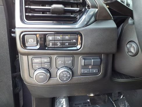 Used 2025 GMC Yukon Denali w/ Advanced Technology Package AWD/4WD image 32
