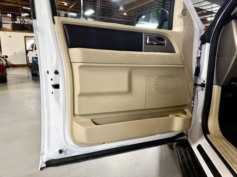 Used 2015 Ford Expedition XLT RWD image 14