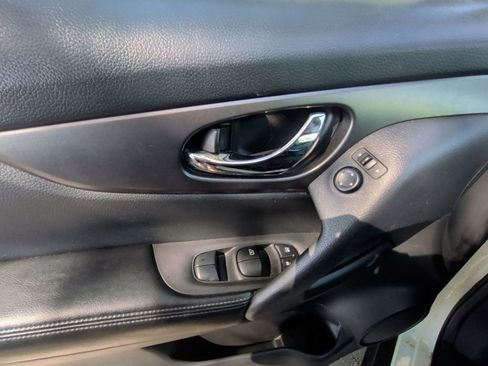 Used 2016 Nissan Rogue S w/ Appearance Package image 12