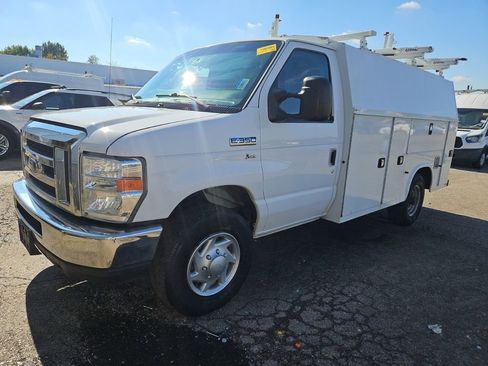 Used 2019 Ford E-350 and Econoline 350 Super Duty w/ Power Windows & Locks Group image 3