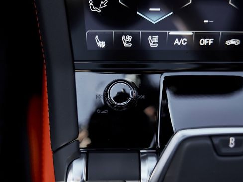 Used 2025 Lamborghini Urus SE image 74