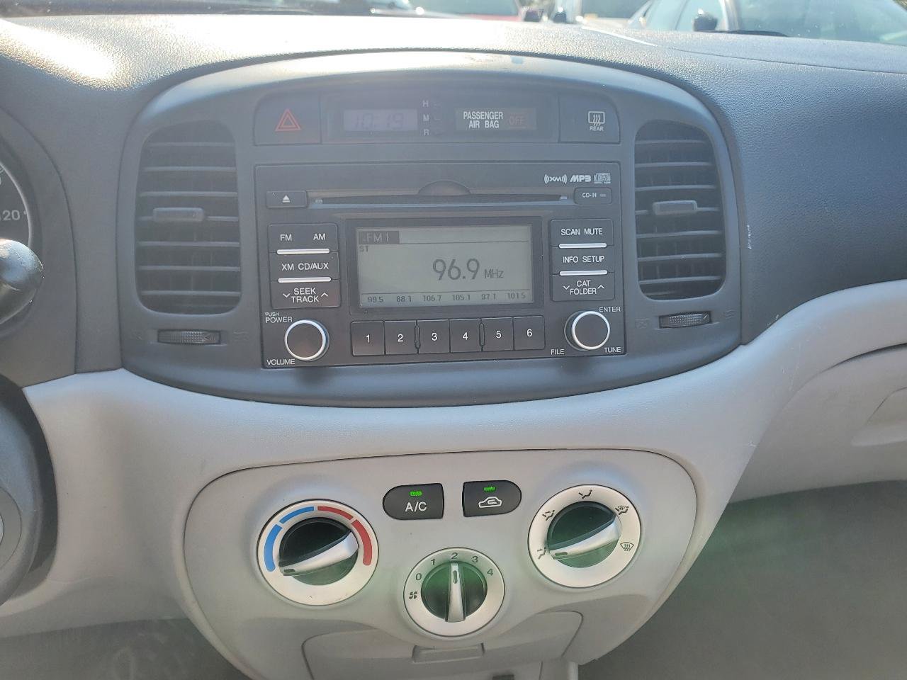Used 2011 Hyundai Accent GLS FWD image 18