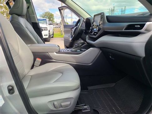 Used 2022 Toyota Highlander XLE image 18