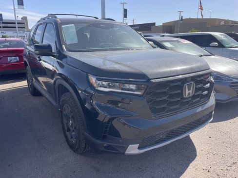Used 2025 Honda Pilot TrailSport image 2