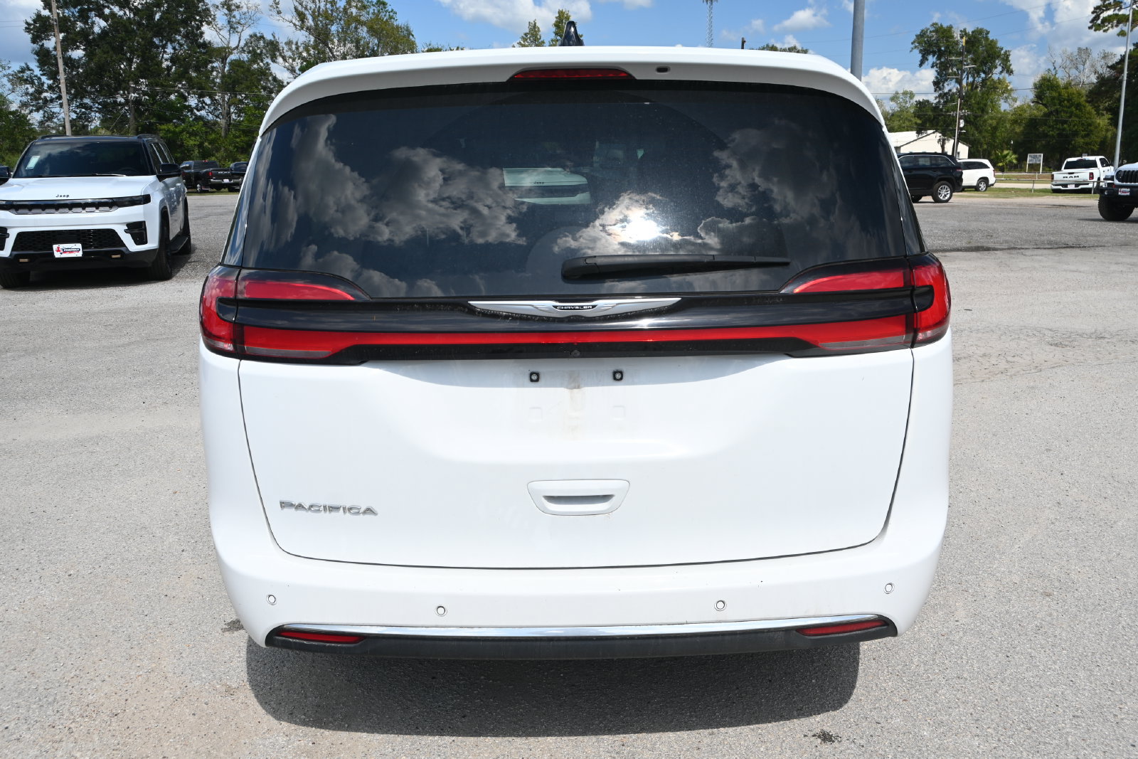 Used 2024 Chrysler Pacifica Touring-L FWD image 3