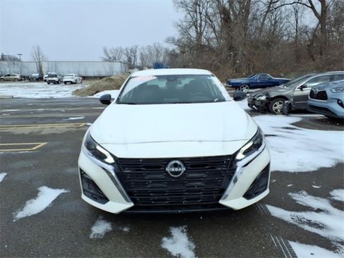 Used 2024 Nissan Altima 2.5 SV image 2