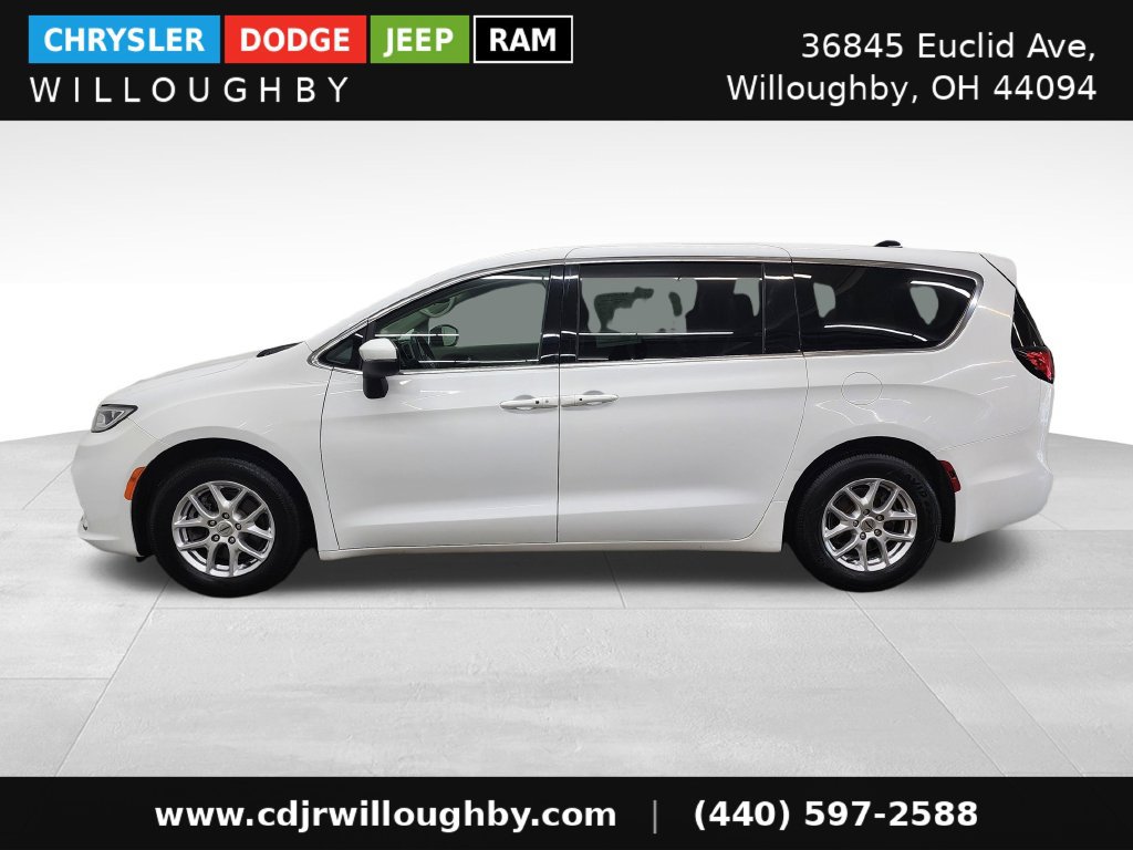 Used 2023 Chrysler Pacifica Touring-L FWD image 6