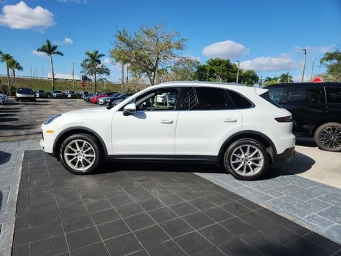 Used 2021 Porsche Cayenne w/ Premium Package image 14