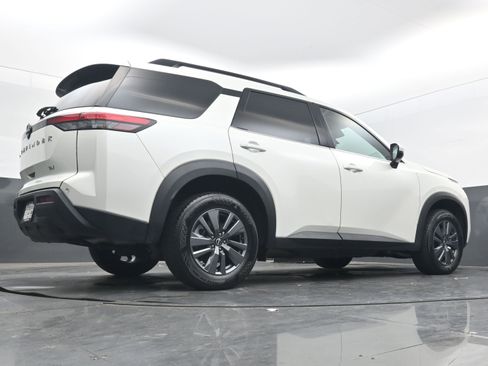 Used 2024 Nissan Pathfinder SV image 30