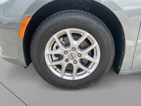 Used 2023 Chrysler Pacifica Touring-L FWD image 29