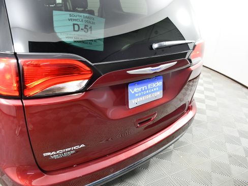 Used 2020 Chrysler Pacifica Touring-L FWD image 15