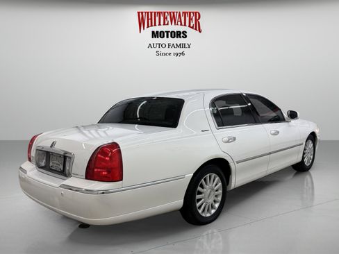 Used 2003 Lincoln Town Car Signature image 4