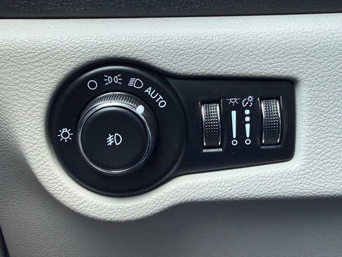 Used 2023 Chrysler Pacifica Touring-L FWD image 33