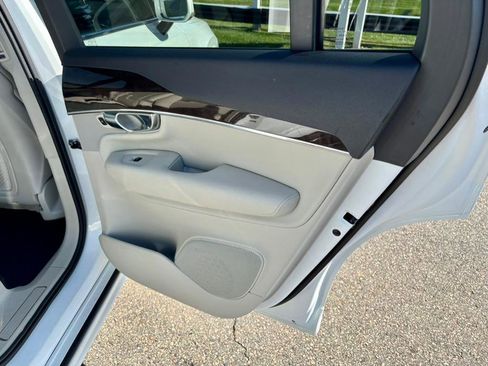 Used 2017 Volvo XC90 T6 Momentum w/ Vision Package image 18