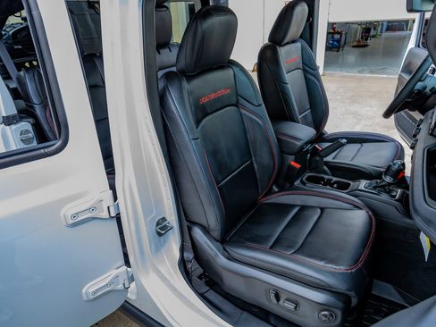 Used 2025 Jeep Wrangler Unlimited Rubicon AWD/4WD image 30