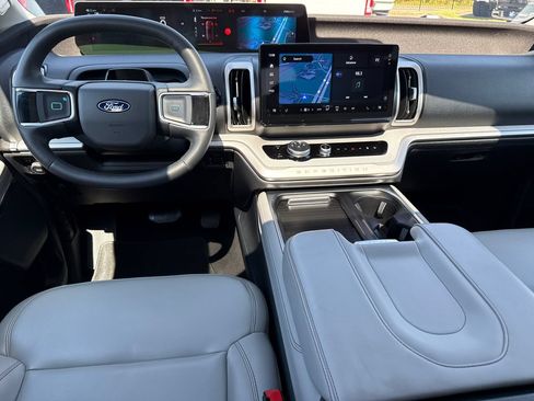 Used 2025 Ford Expedition Active AWD/4WD image 24