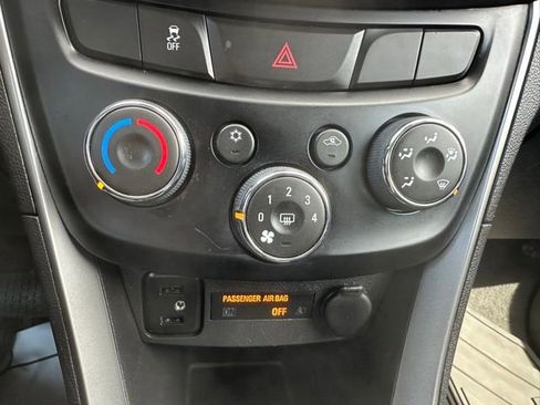 Used 2019 Chevrolet Trax LT w/ LT Convenience Package FWD image 28