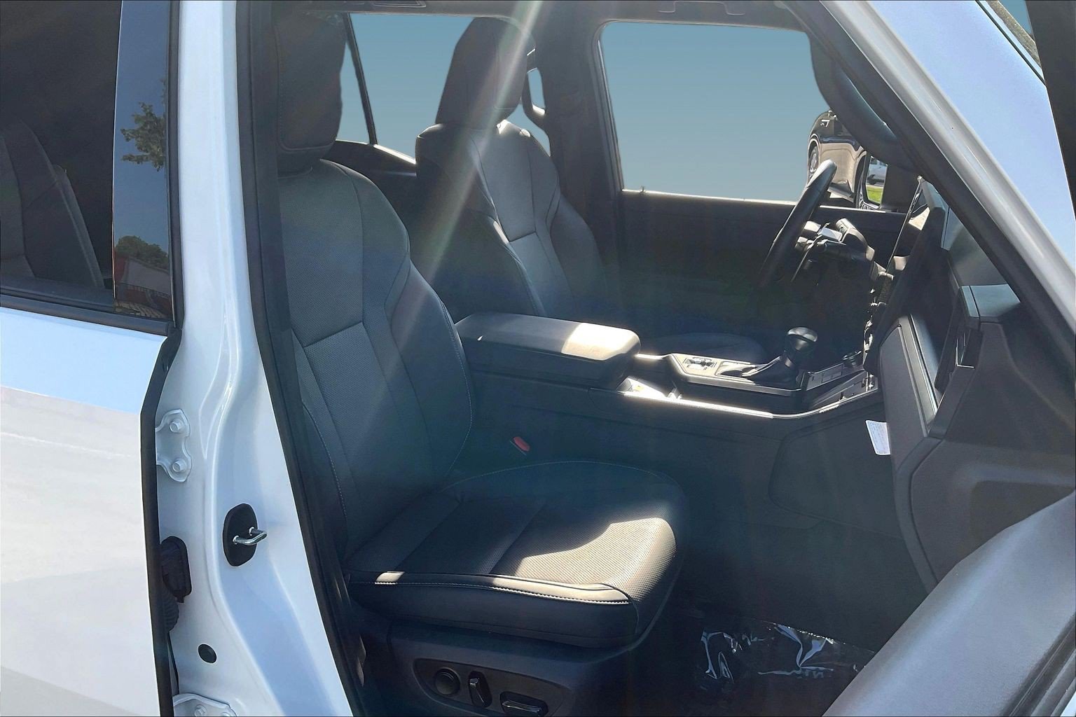 Used 2024 Lexus GX 550 w/ Accessory Package (Z1) AWD/4WD image 28