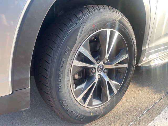 Used 2018 Toyota Highlander LE FWD image 2