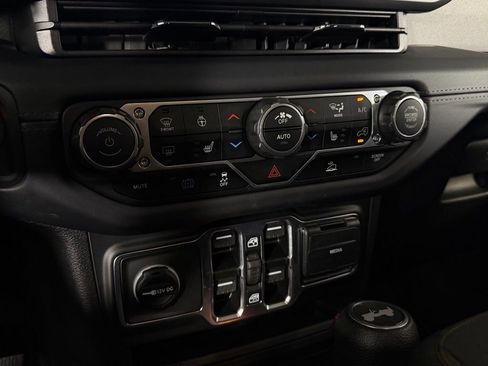 Used 2025 Jeep Wrangler Unlimited Sahara AWD/4WD image 19