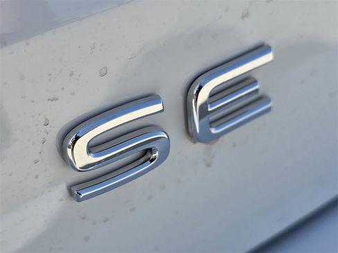 New 2025 Volkswagen Taos SE image 7