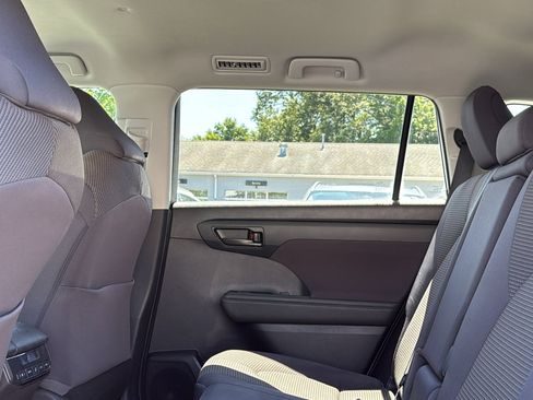 Used 2020 Toyota Highlander LE AWD/4WD image 21