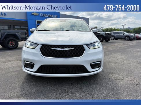 Used 2023 Chrysler Pacifica Touring-L FWD image 2