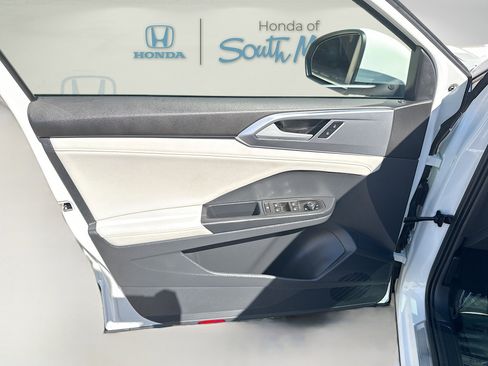 Used 2025 Volkswagen Taos SE image 21