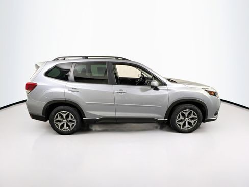 Used 2023 Subaru Forester Premium image 4