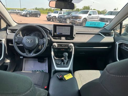 Used 2025 Toyota RAV4 XLE AWD/4WD image 25