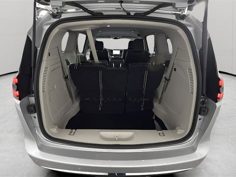 Used 2024 Chrysler Pacifica Select image 34