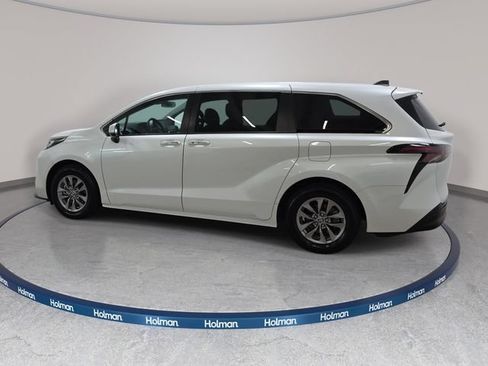 Certified 2023 Toyota Sienna XLE FWD image 7