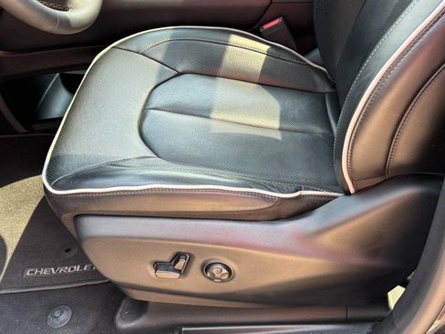 Used 2025 Chrysler Pacifica Limited FWD image 26