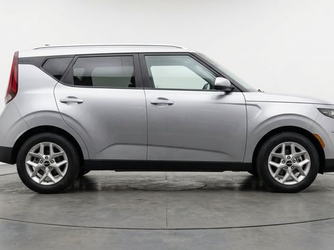 Used 2025 Kia Soul LX w/ LX Technology Package FWD image 11